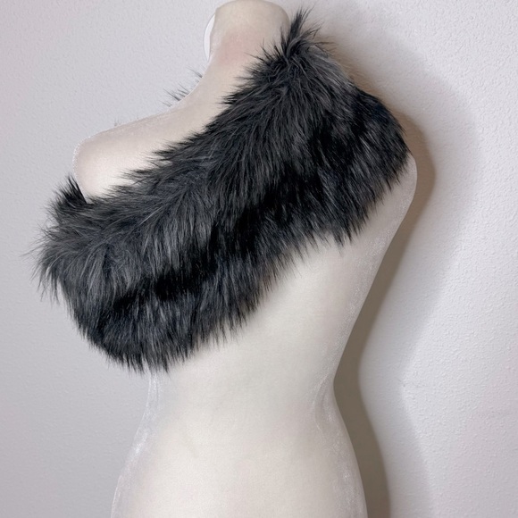 Cabi Faux Fur Stole - Picture 3 of 4